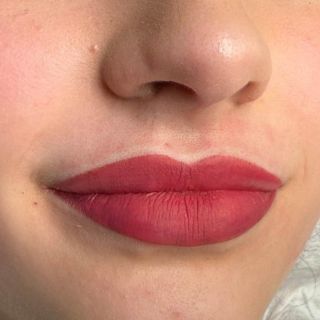 💋 Skutečné rty, vytvořené pod vedením Jany Hnátko. Bez filtru, bez retuše – přirozená elegance, která zůstává i po...