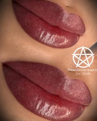 Na přání klientky: syté rtíky s výraznějším přechodem od kontury 💄 Tenhle studený vínový efekt má v sobě klid i sílu – a...